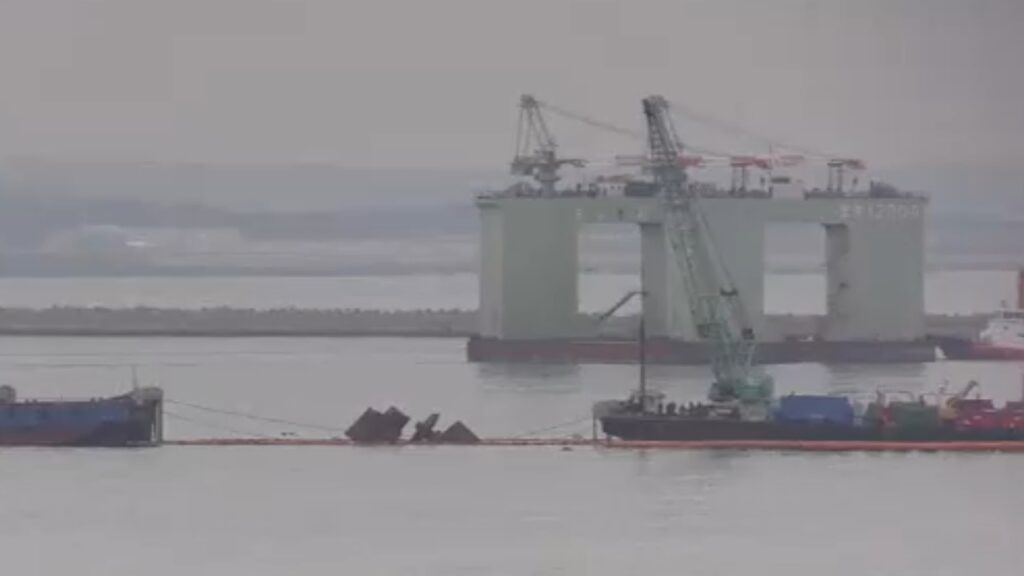 座礁船「クリムゾンポラリス」を搭載するFD到着、週明けに作業開始