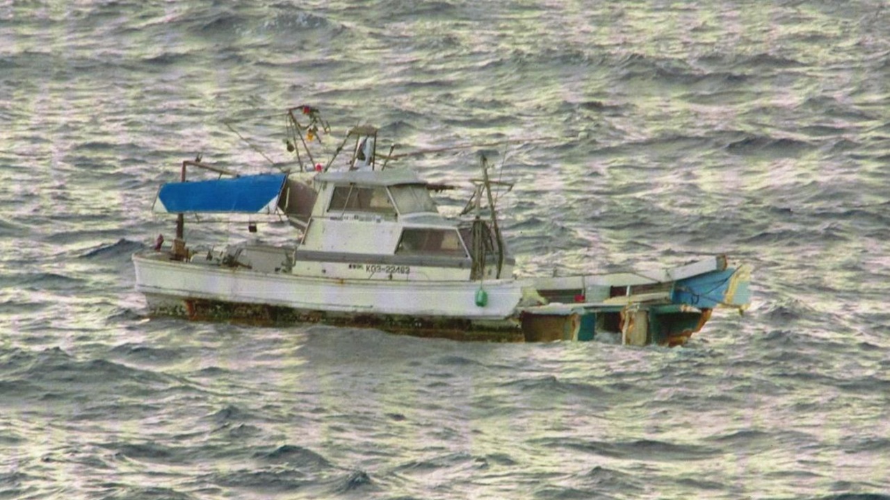 沖縄県の沖合で漁船が大型船と衝突、船首破損で浸水により航行不能