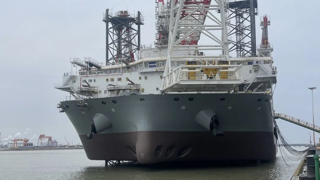 2,000トン吊りSEP船「大桥海风」メインクレーン搭載