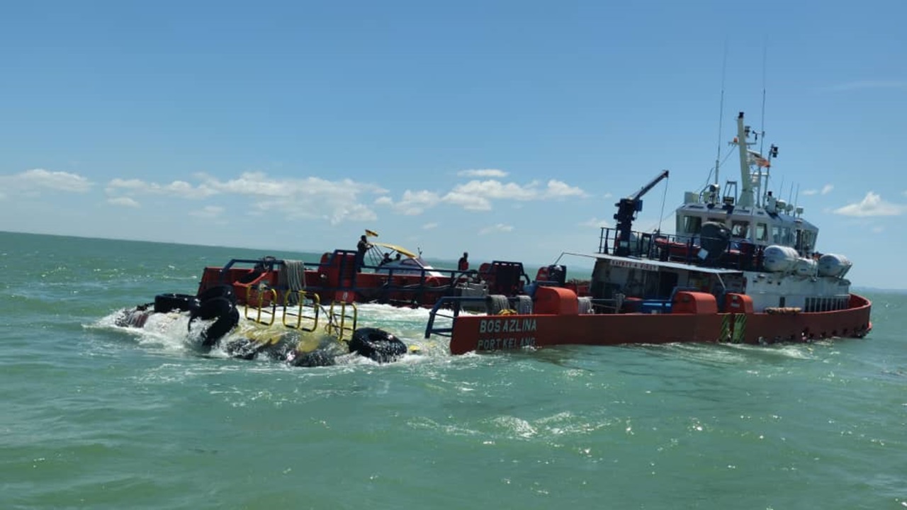マレーシアでオフショア支援船が沈没、乗組員8人全員を救助