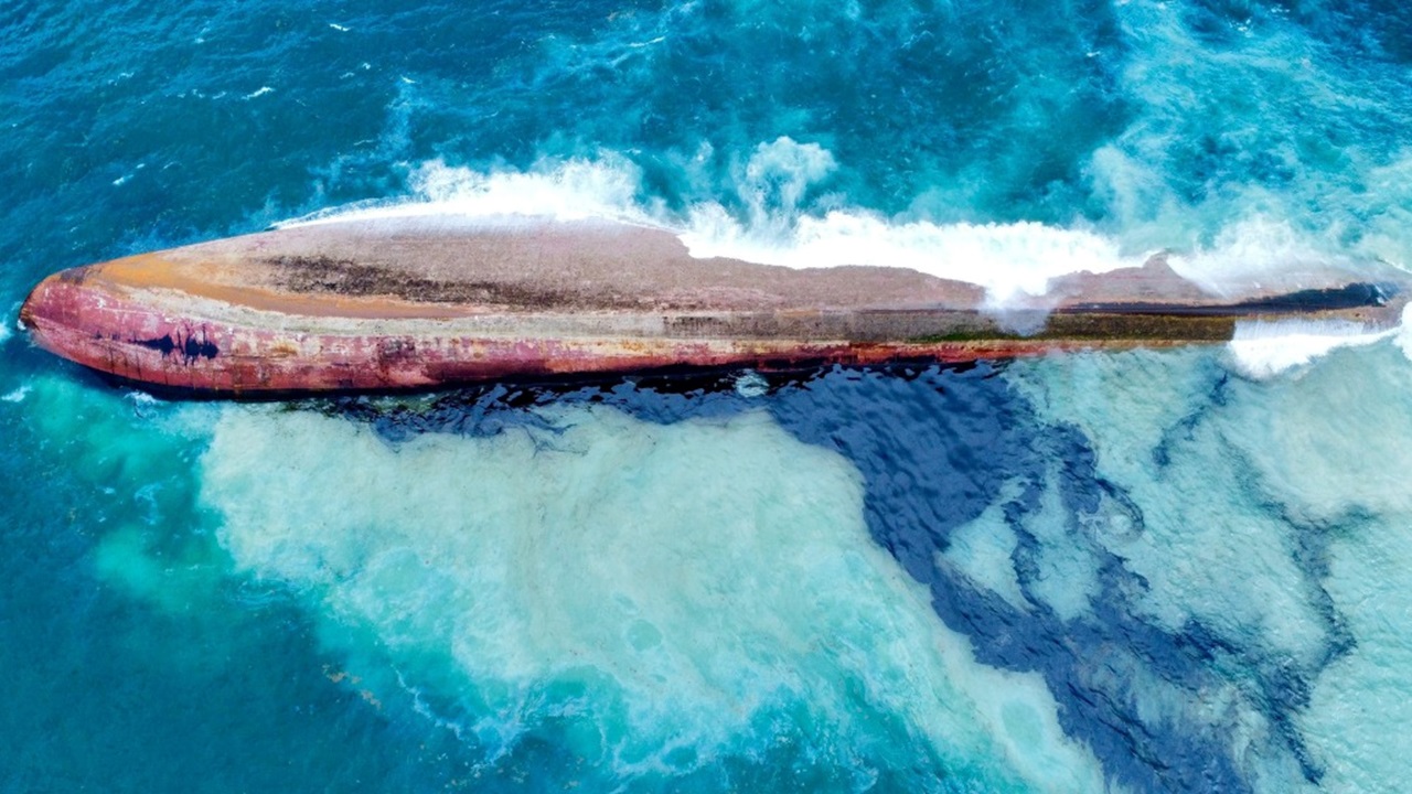 転覆船から流出した油がトリニダード・トバゴの海岸に漂着