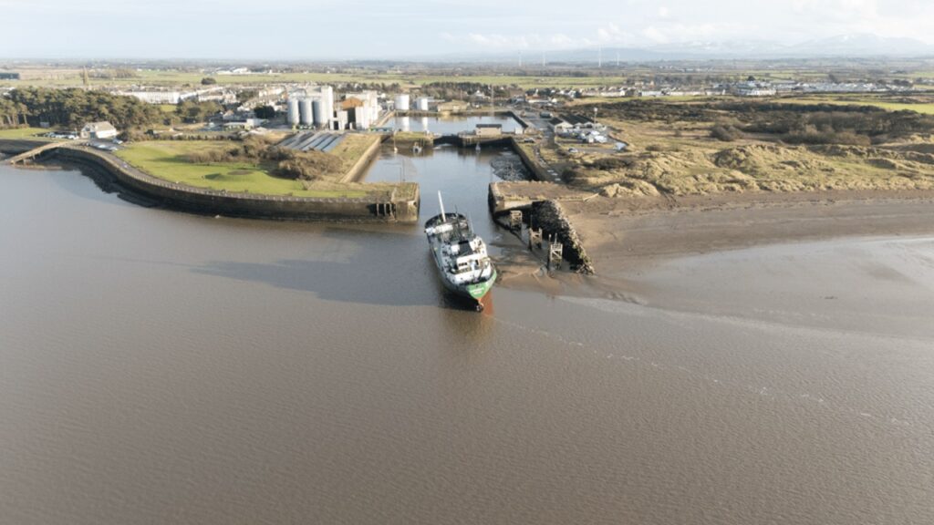 イギリスで港口の浅瀬にタンカー座礁、最大10mの干満差が影響