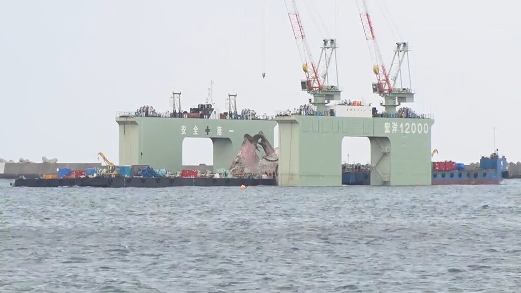 座礁船「クリムゾンポラリス」FD搭載作業中に台船破損で作業中断