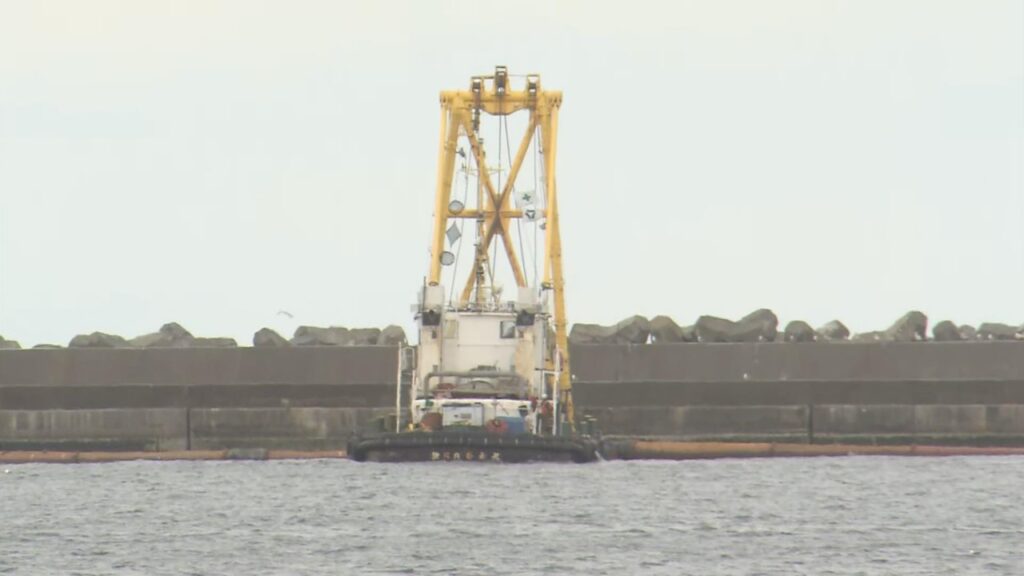 波浪警報発令中の防波堤上で作業員が高波にさらわれ転落、死亡事故