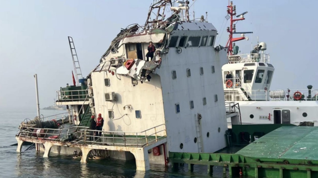 中国で貨物船と大型コンテナ船が衝突、貨物船は船尾が浸水し船橋大破