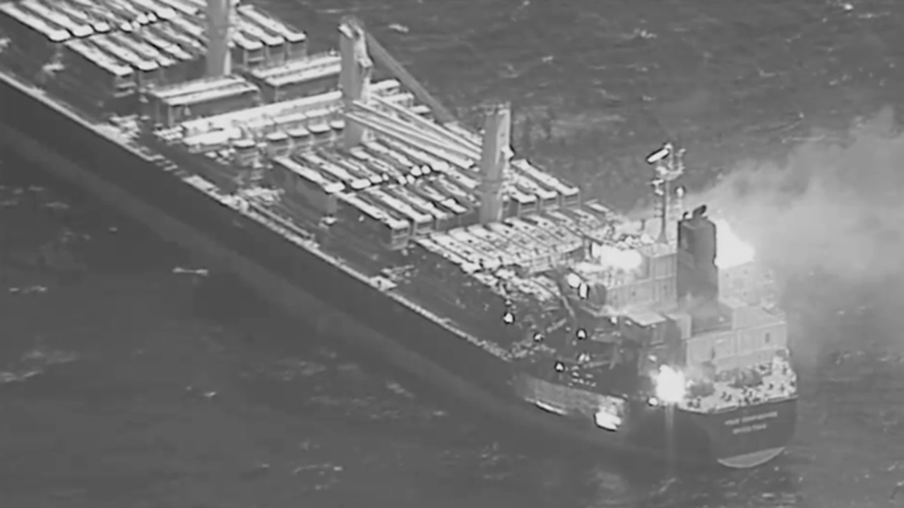 フーシ派の対艦弾道ミサイルによる攻撃を受けた貨物船で犠牲者
