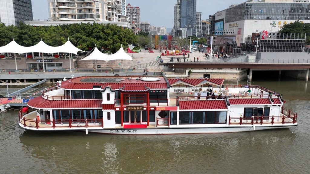 中国福建省で旅客定員212人の電動観光船が処女航海