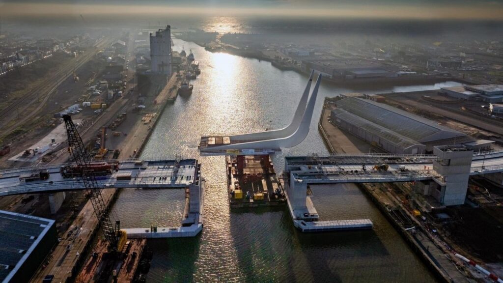 イギリスで建設中の可動橋で最終セクション設置、重量1,120トン