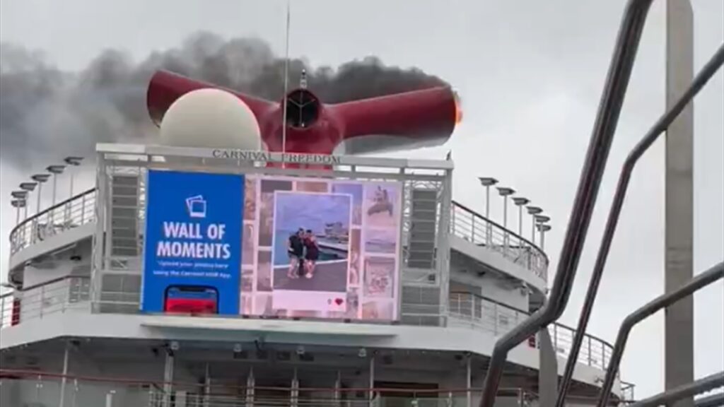 バハマ沖を航行中のクルーズ船ファンネルで火災、原因は落雷の可能性