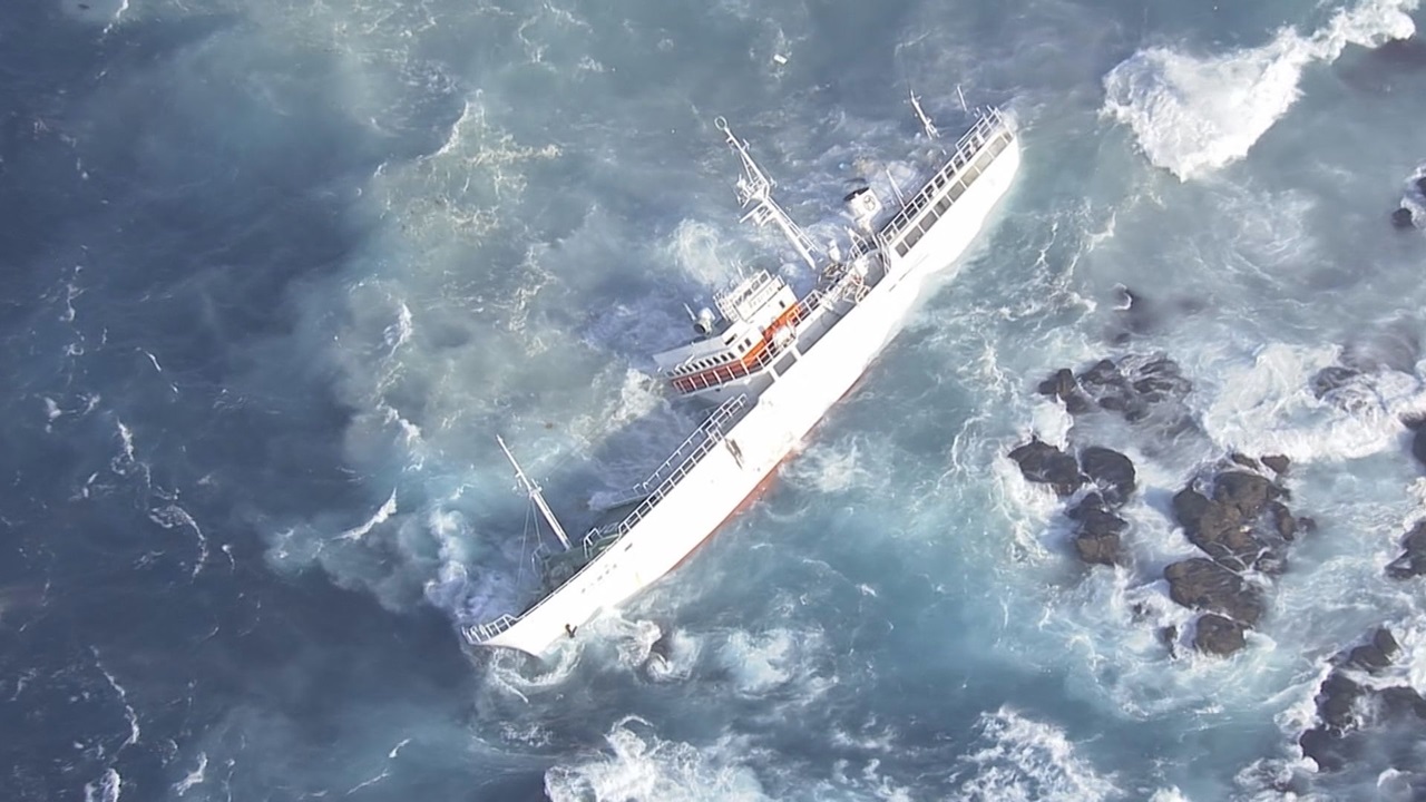 漁船「第八福栄丸」機関故障で漂流後に座礁、海中転落により1人死亡