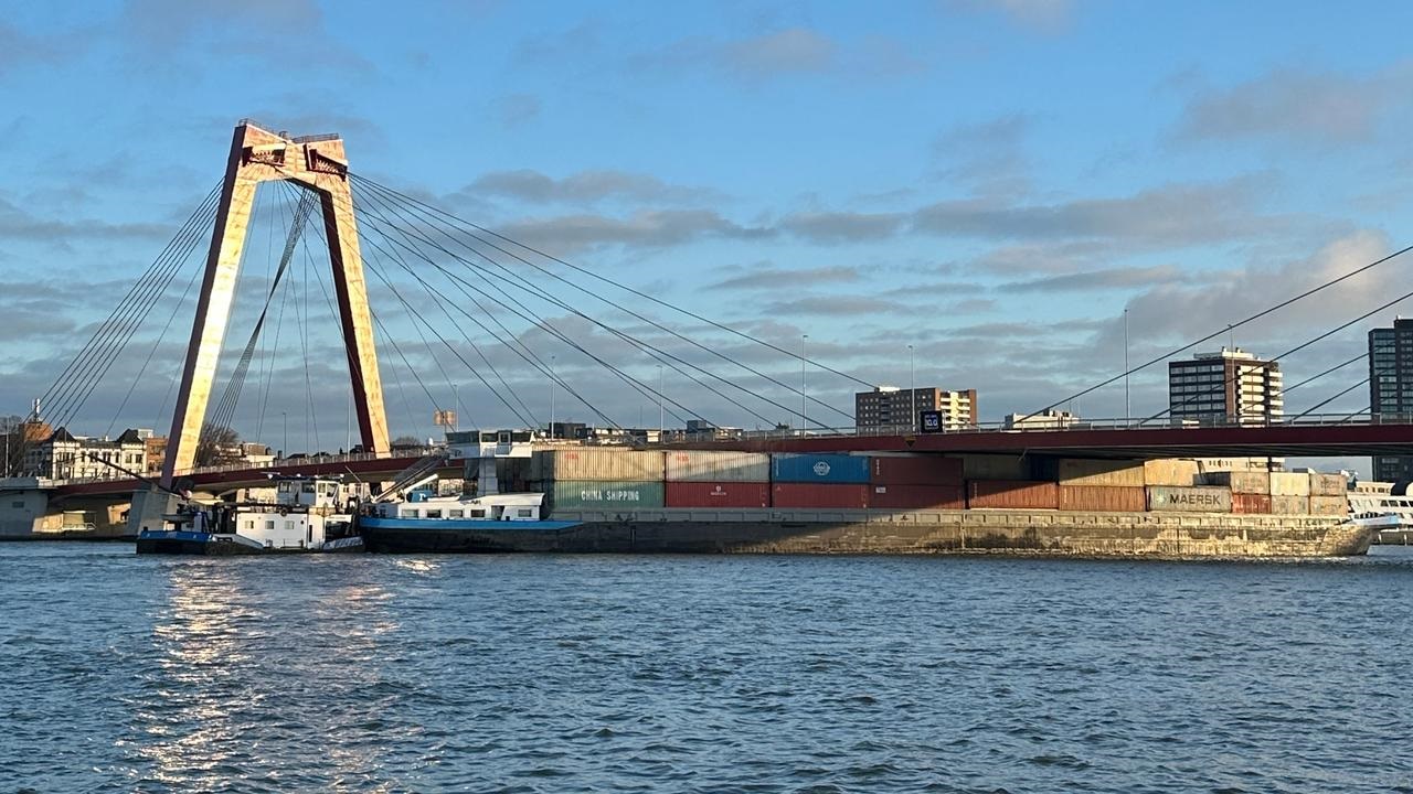 オランダのロッテルダム市内中心部で内陸コンテナ船が橋に衝突