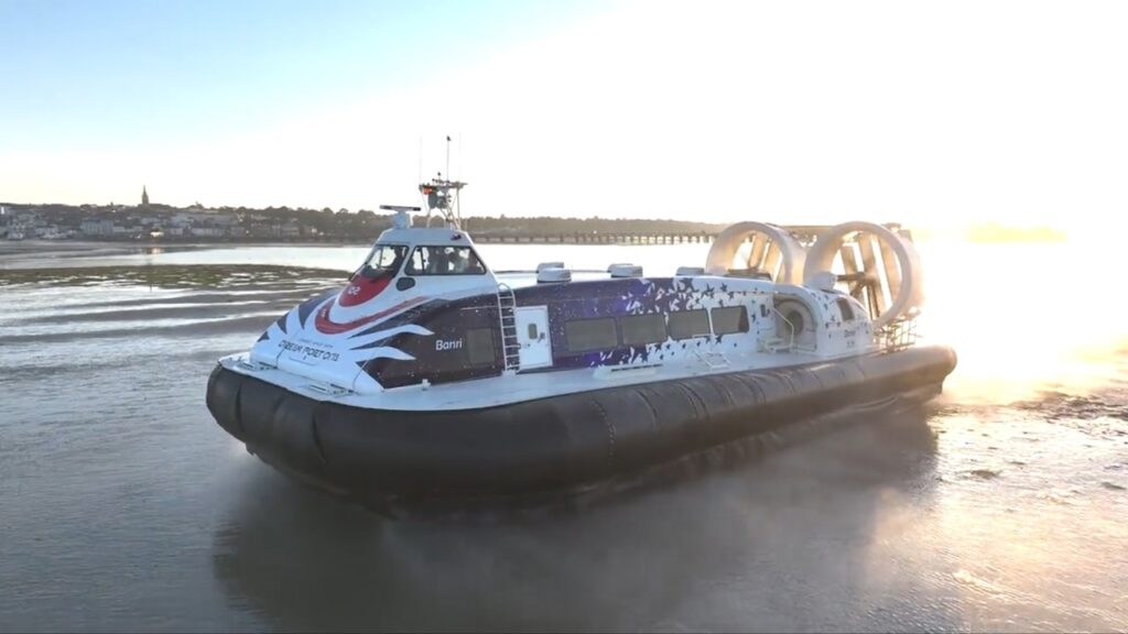 大分ホーバークラフト2番船「Banri」フェンスに接触