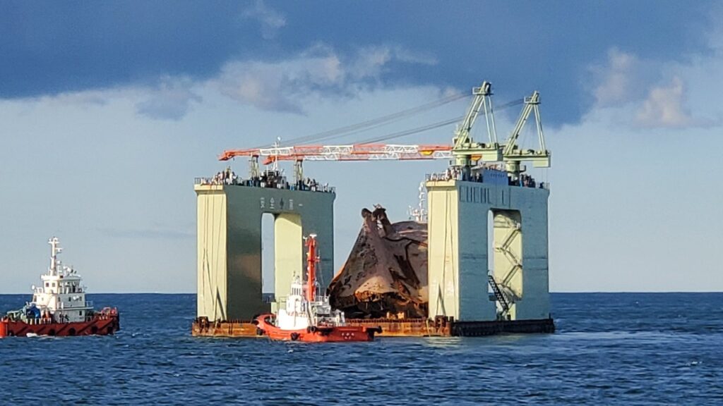 「クリムゾンポラリス」機関室を積んだFD曳航再開、目的地は東播磨