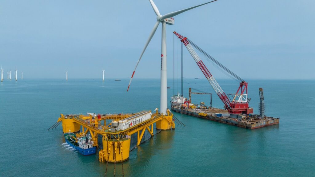 中国の養殖ケージを備えた浮体式洋上風車で稚魚1万匹受け入れ