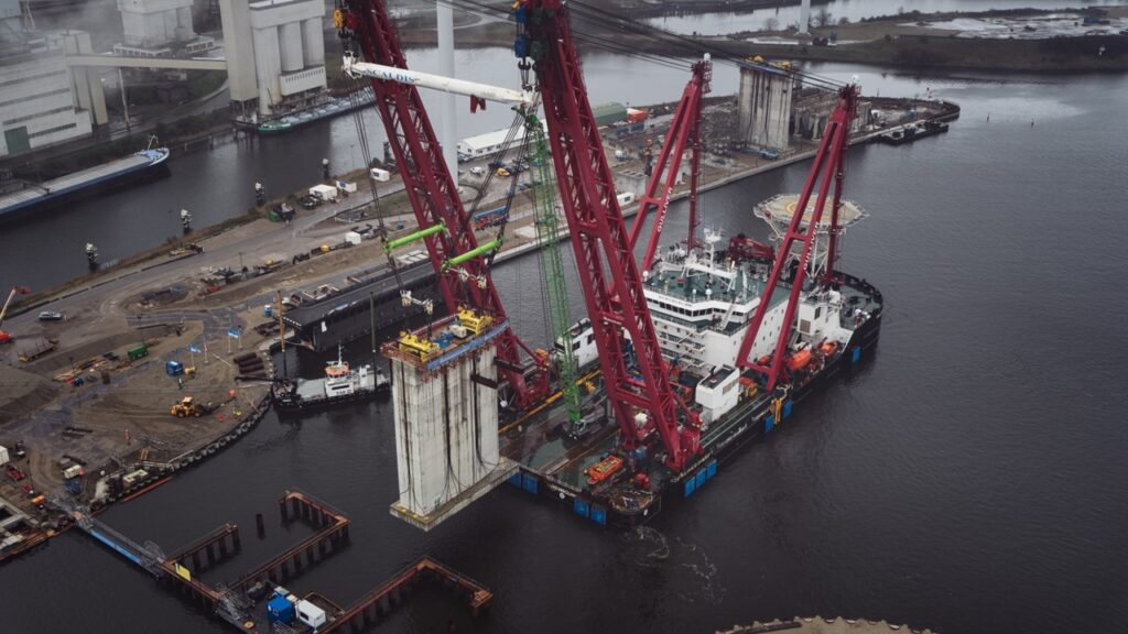起重機船「Gulliver」による重量3,000トンの水門支柱設置