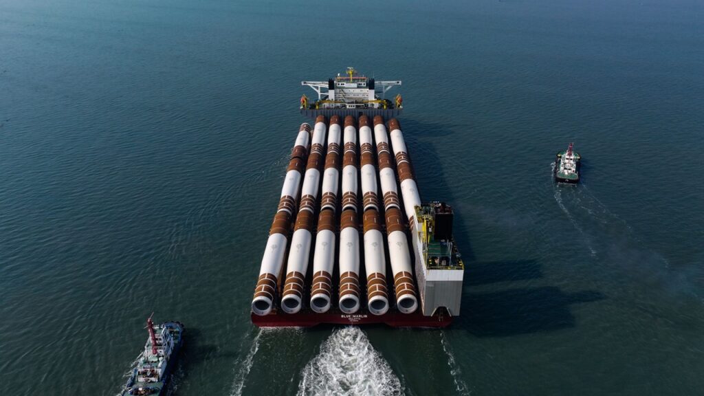 大金重工が2隻目のフランス向けモノパイル出荷、20本積込に7日間