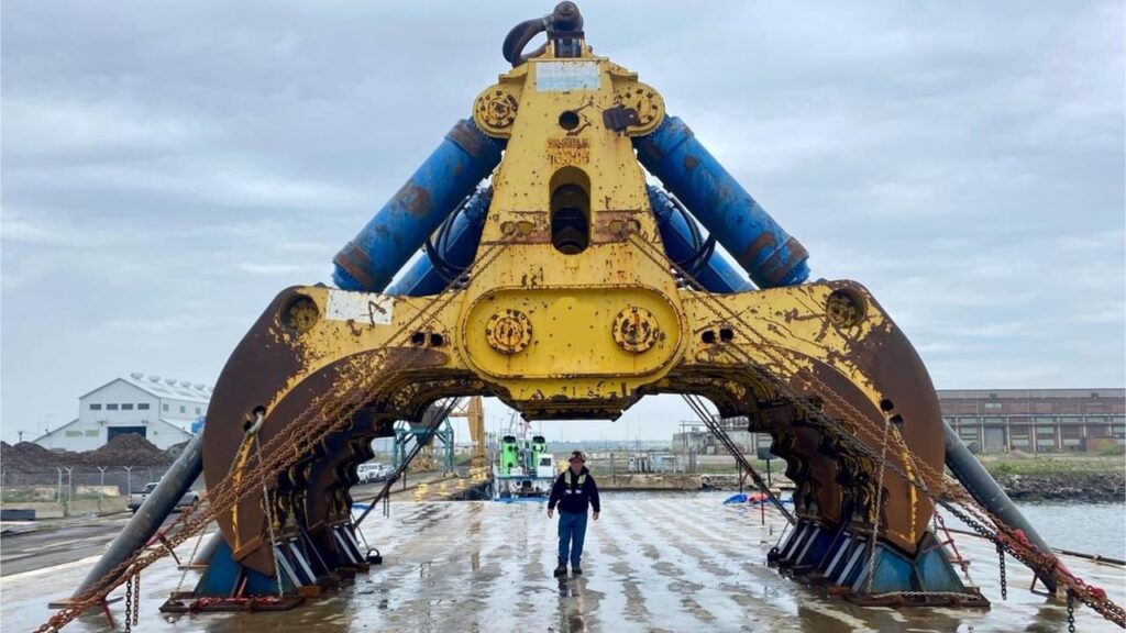 米ボルティモア橋崩落の残骸撤去に油圧式巨大グラブ投入