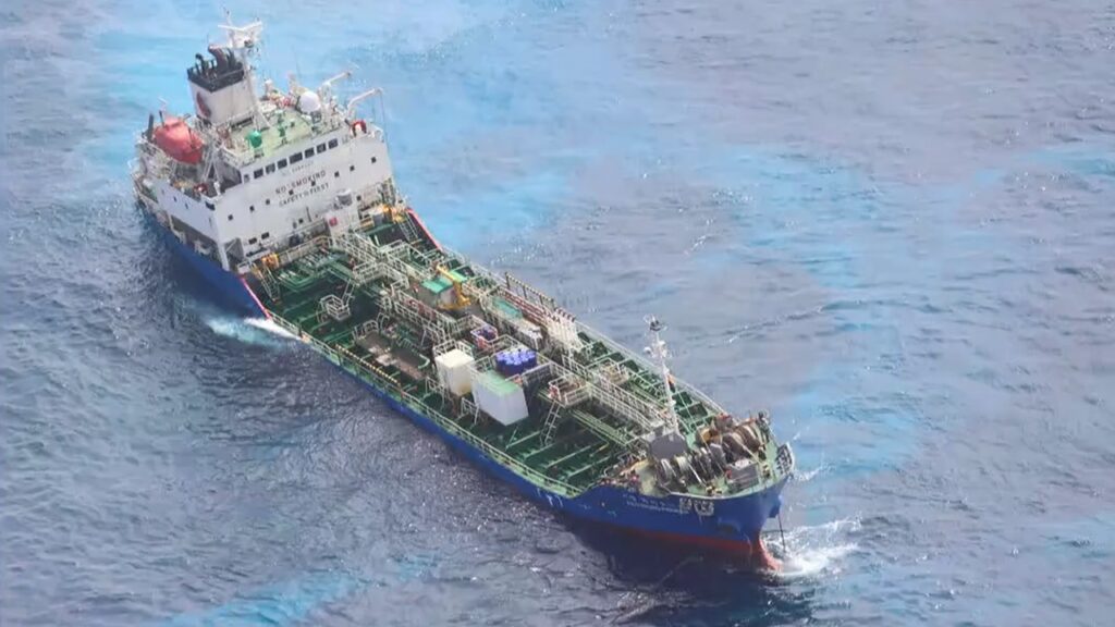 口之島沖座礁船から流出の油回収目処立たず、韓国海洋警察から感謝状