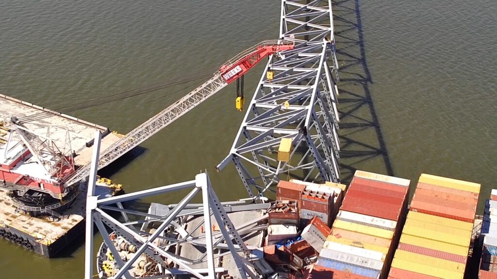 米橋崩落事故で156トンの橋桁撤去、船上のコンテナ撤去開始