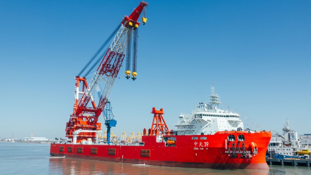 自航式5,000トン吊りクレーン船「中天39」引き渡し