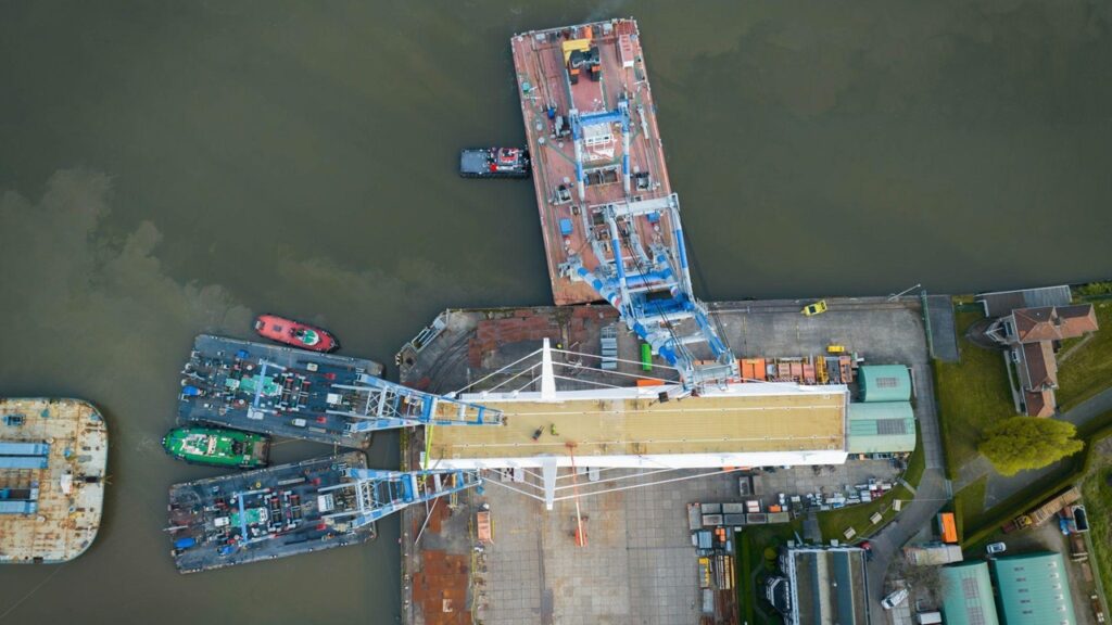 起重機船3隻による旋回橋の浜出し作業、重量1,600トン
