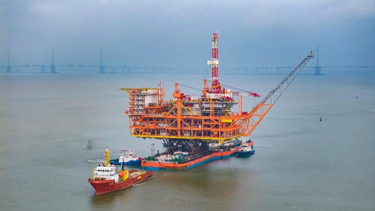重量17,000トン「惠州26-6油田」トップサイド輸送開始