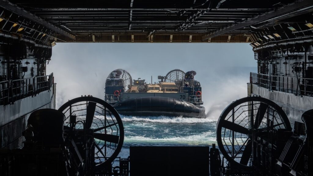 米海軍でエアクッション艇2隻の衝突事故により35人負傷