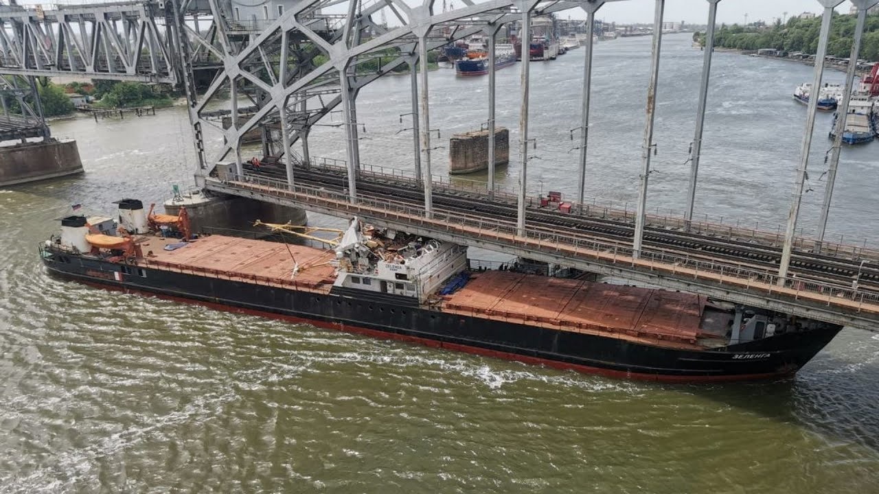 ロシアのロストフ州で鉄道橋に貨物船「Zelenga」衝突