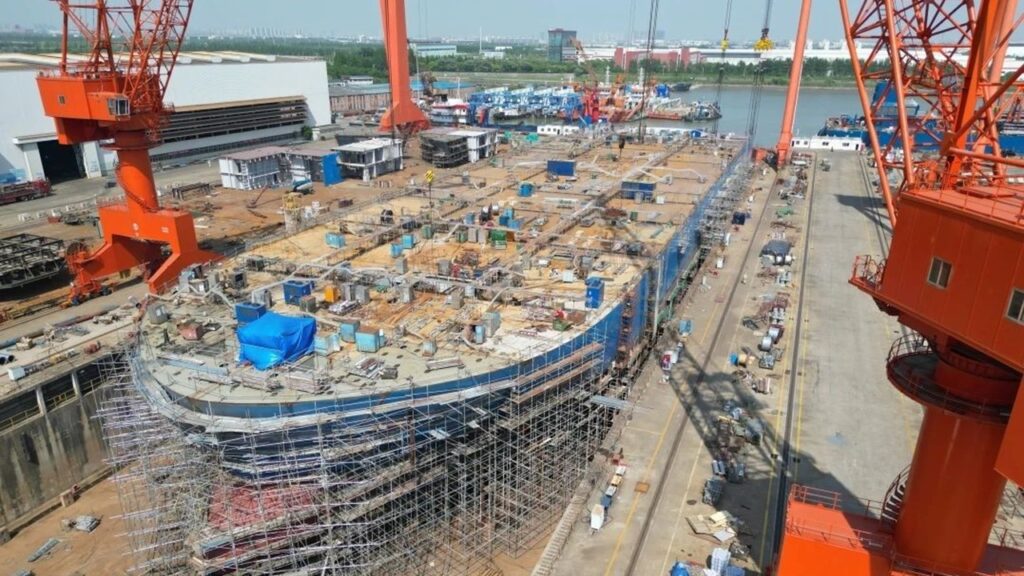 自航式5,000トン吊りクレーン船の船体組立完了