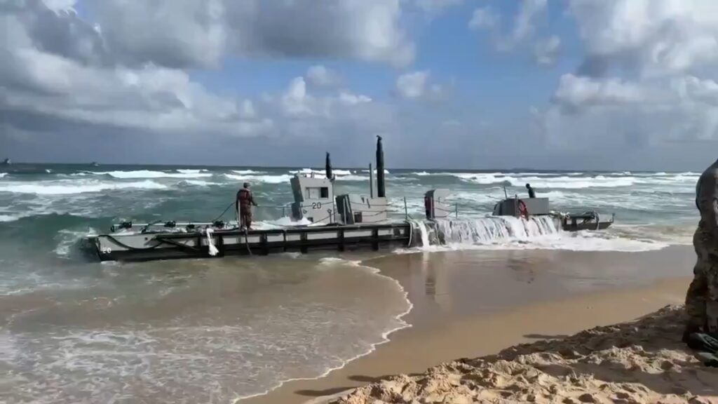 ガザで人道支援活動をおこなう米軍艦船4隻が高波で砂浜に漂着
