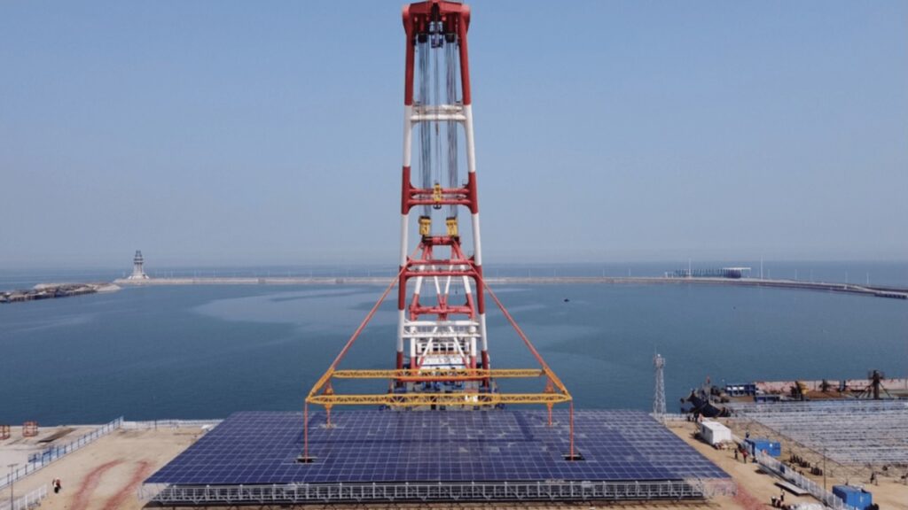 中国の固定式洋上太陽光発電プロジェクトで巨大な太陽光パネル設置