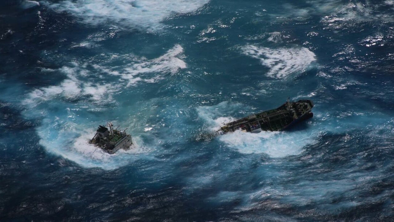 口之島沖で座礁した韓国船籍ケミカルタンカーの船体が波浪で折損