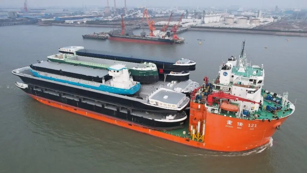 半潜水式運搬船に内陸貨物船9隻、中国からオランダへ輸送開始