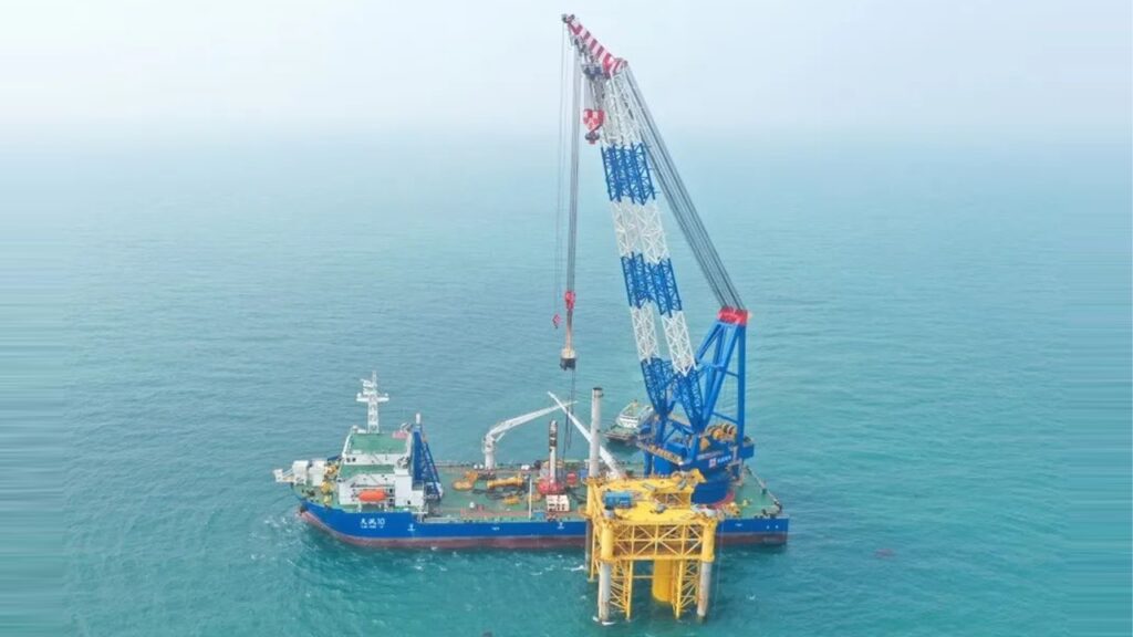 クレーン船「天沨10」による1,681トンのモノパイル設置