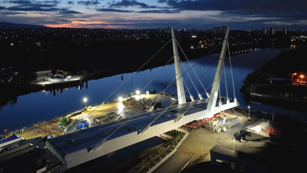 スコットランドのグラスゴーで重量1,600トンの旋回橋設置作業