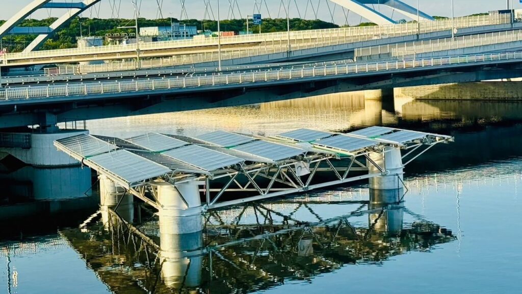国内初の技術実証へ向け、洋上浮体式太陽光発電設備の設置完了