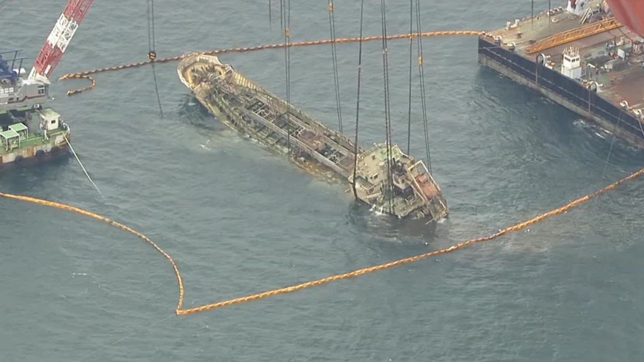 下関沖で転覆した韓国船籍ケミカルタンカーの引き起こし作業開始