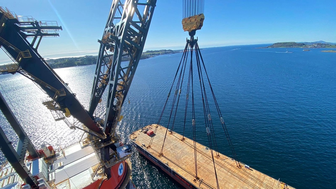 世界最大のクレーン船、全長122mの台船を吊り上げて負荷試験