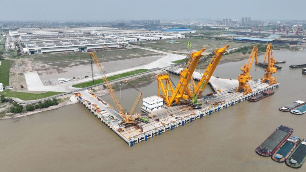 起重機船のように見える桟橋の1,200トン吊り荷役クレーン