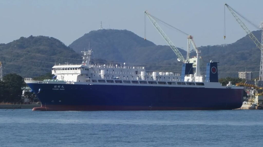 捕鯨母船「関鯨丸」が竣工後、初の捕鯨に向けて下関を出港