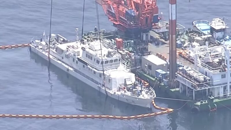 笠岡沖で沈没の漁業取締船「白鷺」引き揚げ、保管場所へ移動