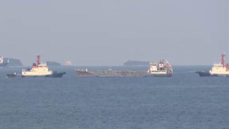 下関市沖で転覆した韓国船籍のケミカルタンカーを長州出島に曳航