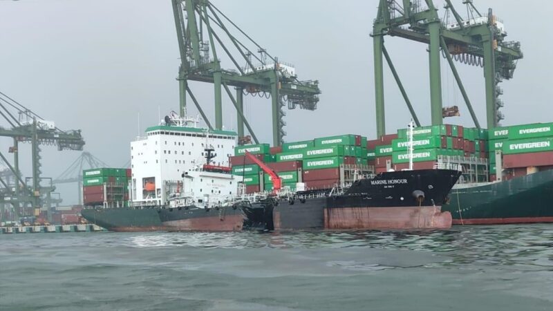 シンガポール油流出事故、浚渫船の機関及び操舵制御の不能が衝突原因