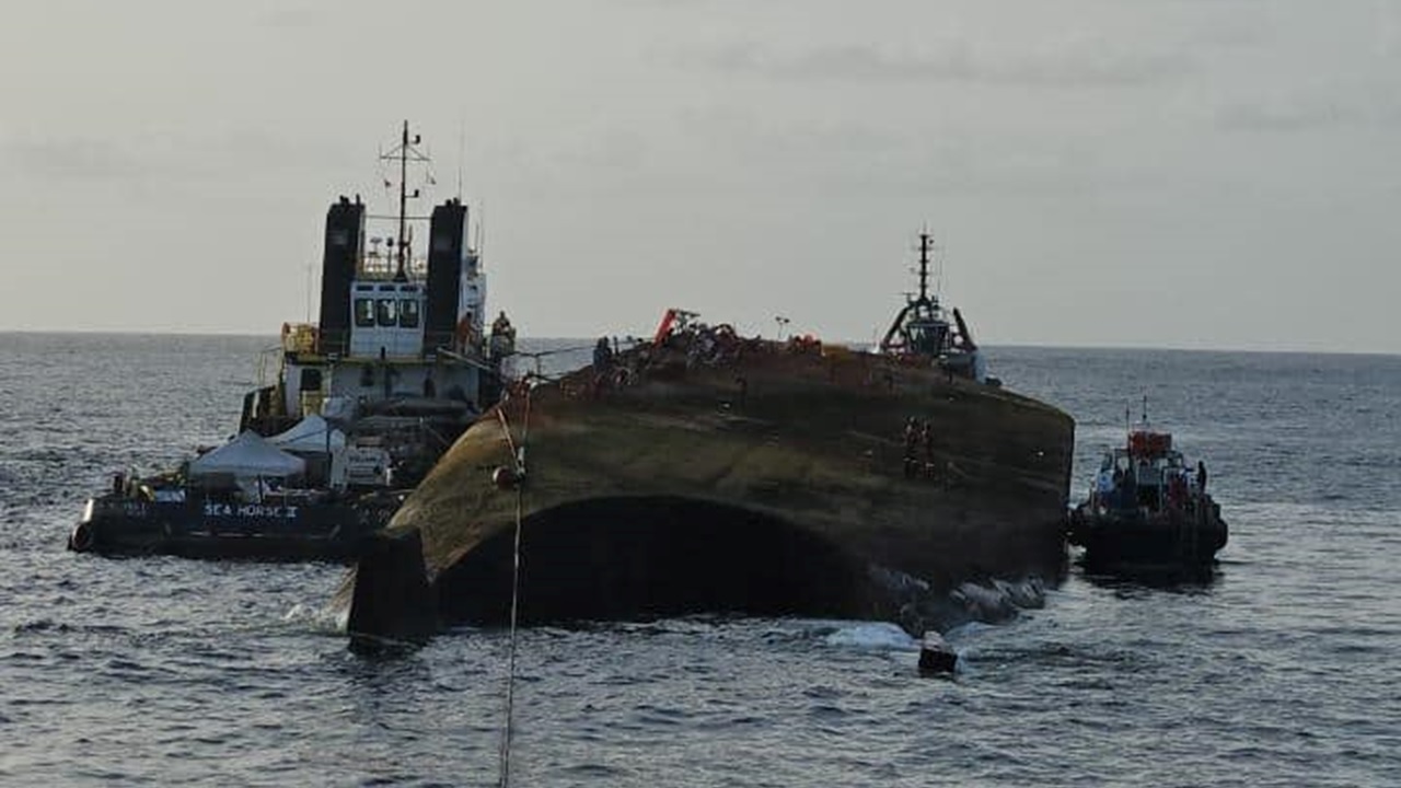 トバゴ沖で座礁していた転覆バージの再浮上に成功