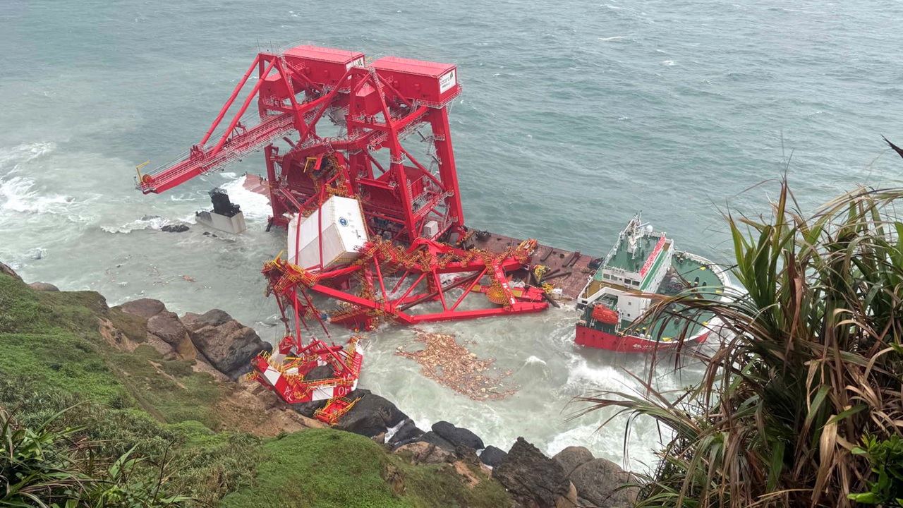 台湾でコンテナクレーンを倒した運搬船が台風により座礁