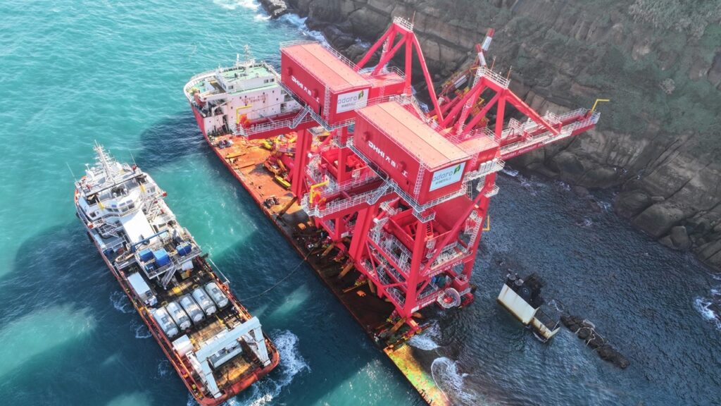 台湾北部で座礁した重量物運搬船「钰洲启航」から重油5トン抜き取り