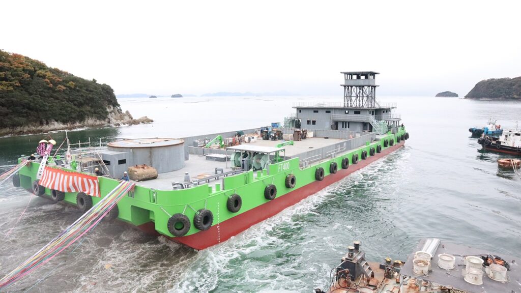不動テトラの400トン吊り起重機船「FT400」進水