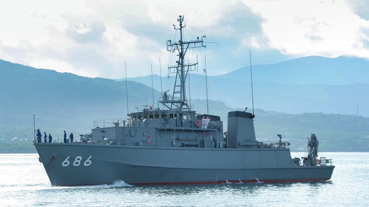 大島沖を航行中の掃海艇「うくしま」で火災発生、消火活動中に転覆