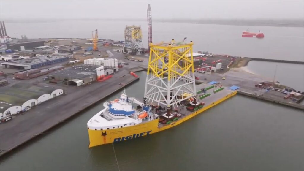 重量2,445トン、高さ60ｍの洋上変電所ジャケット輸送開始