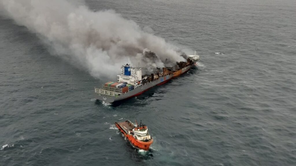 インド沖で火災のコンテナ船「WAN HAI 503」曳航索接続